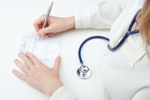 Pracující lékař se stetoskopem. praktický lékař, Bruntál